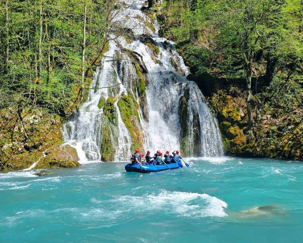 Rafting na Tari i trenuci koji ne stanu na fotografiju