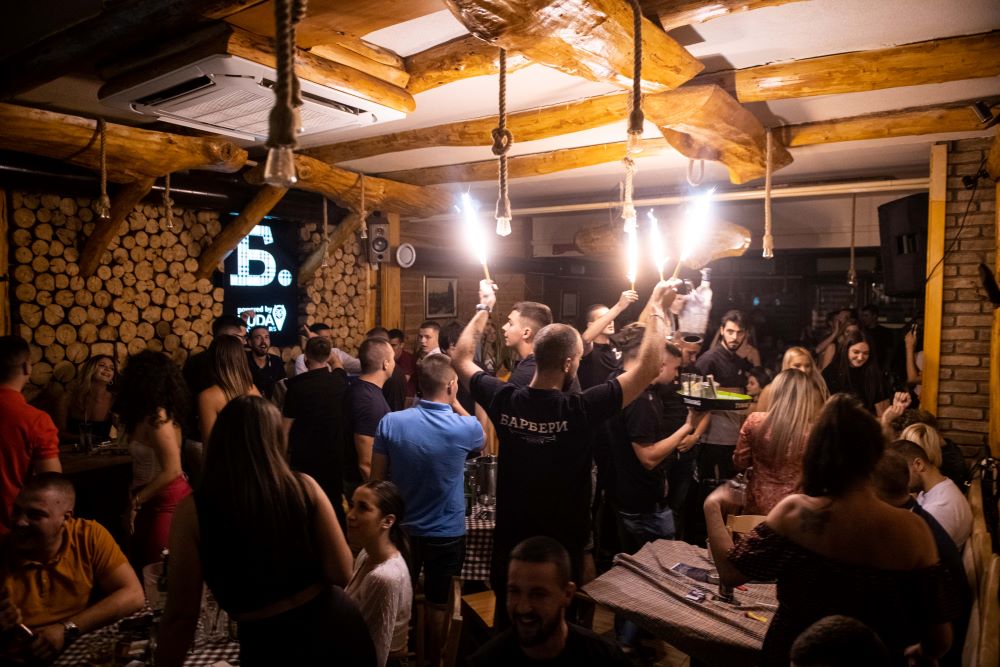 Letnji ritam u kafani Barberi