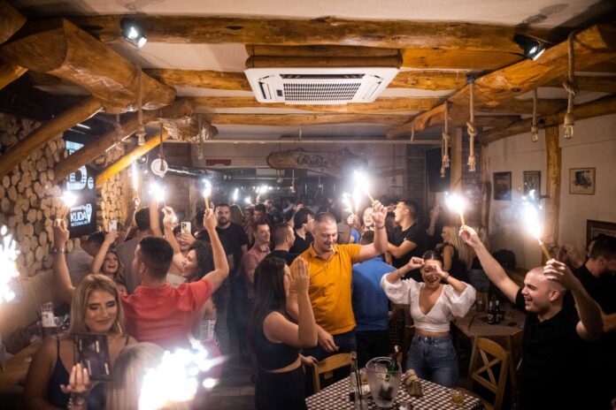 Letnji ritam u kafani Barberi