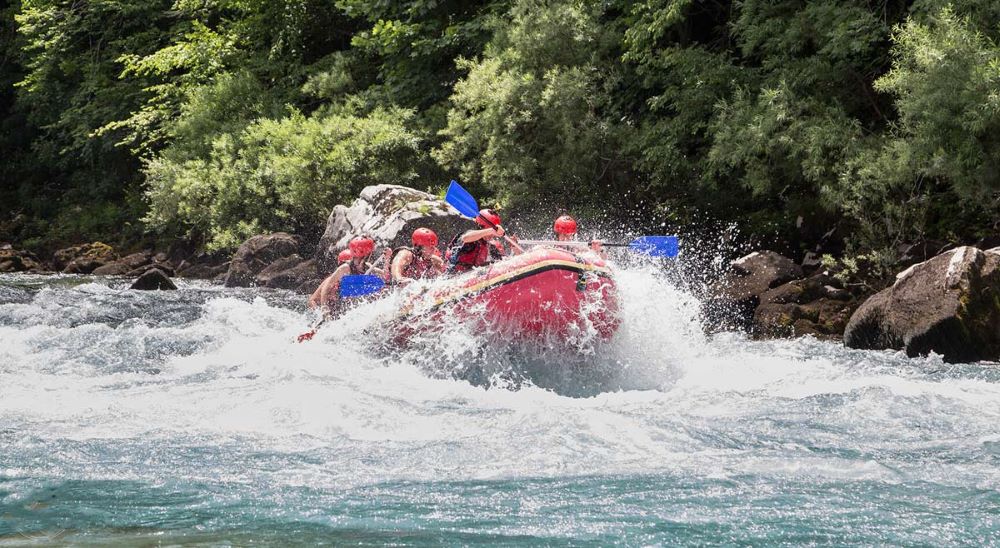 Prvomajski rafting na Tari u kampu Rajska rijeka - adrenalin, priroda i koncert Tijane Milentijević
