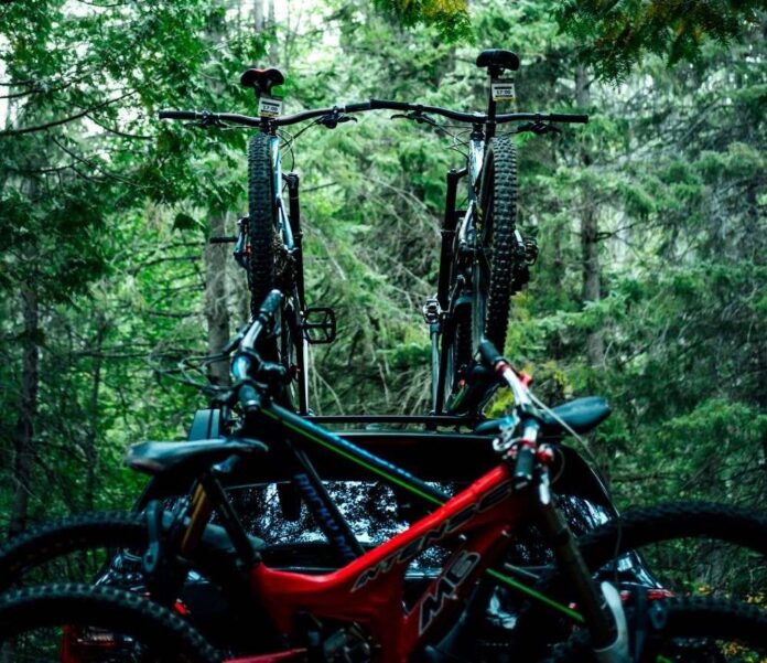 Iznajmljivanje krovnih kofera i sport – idealno rešenje za skije, snowboard, bicikl