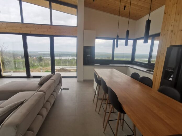 Na prodaju luksuzna kuća na Dunavu u Krčedinu sa bazenom i pogledom